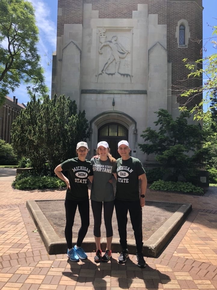 Picture of Shamrock 5K runners in front of Beaumont Tower.